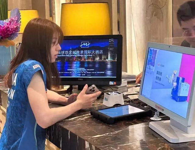 女神志田千阳现身酒店，披肩发大裤衩反差大，丝咪妈森还谢绝合影