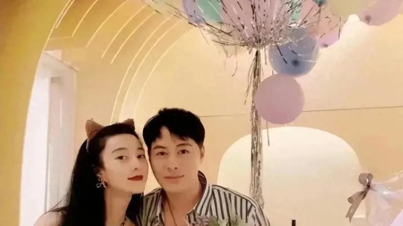 43岁范冰冰和男友人过圣诞夜，穿豹纹上衣身材火辣，素颜出镜超绝