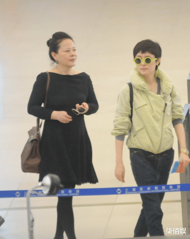 邓超看儿子等等篮球比赛，又黑又瘦又苍老，岳母罕露面年轻有气质