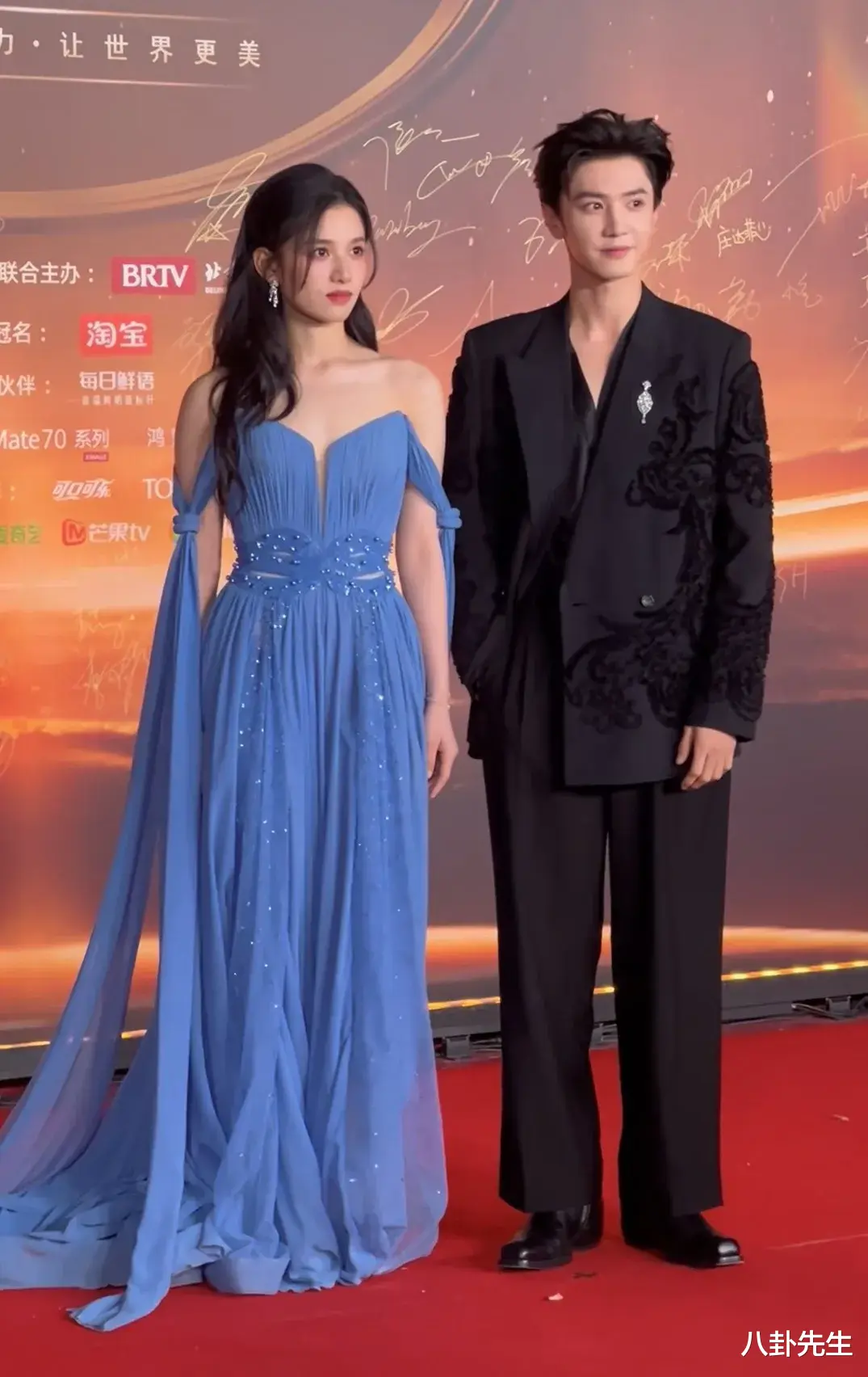 微博之夜红毯：关晓彤陈都灵穿错衣服，杨紫古风造型独特，赵丽颖好美