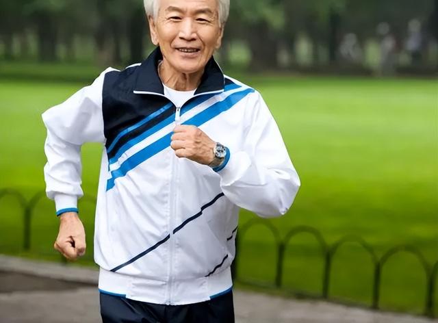 高血脂与睡觉有关?医生多次强调:高血脂人,睡觉切记“2不要”