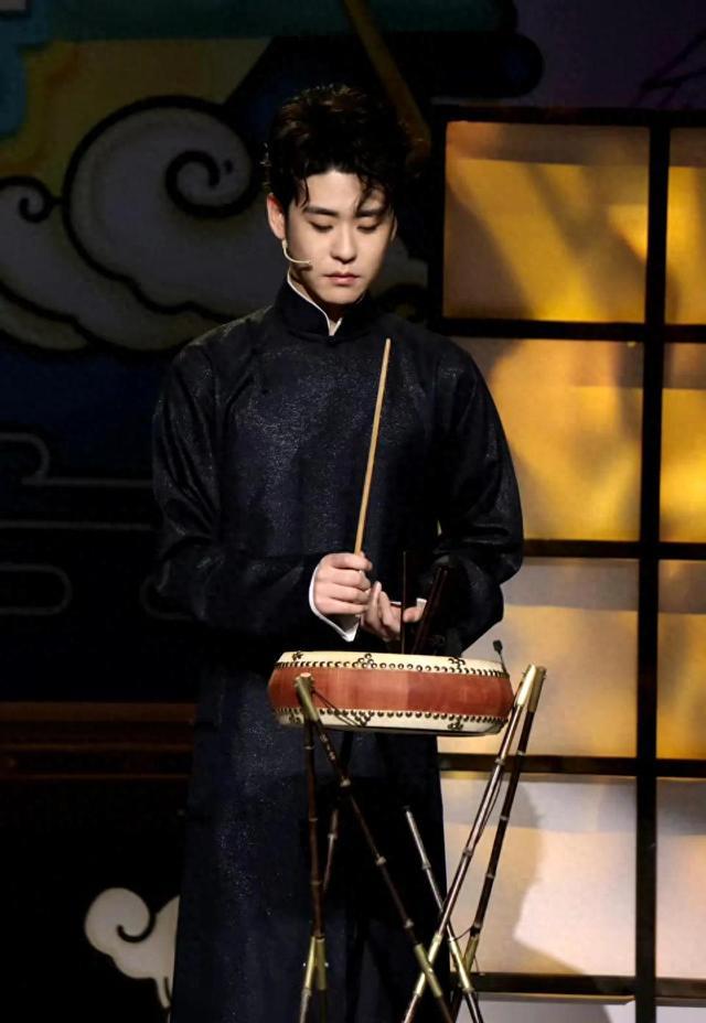 2025德云社封箱演出上热搜了!台上近百人比不了一个张云雷