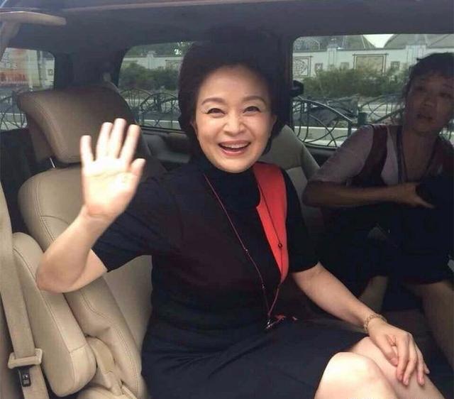 空政话剧团五朵金花，有人大龄单身，有人只恋爱不结婚，最小44岁