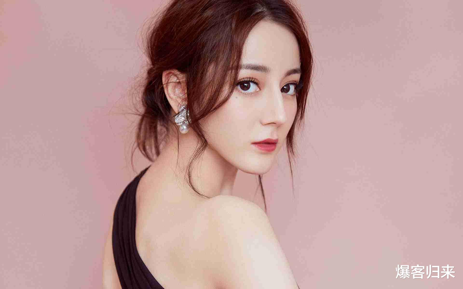 |迪丽热巴春晚摔跤骨裂仍坚持表演，网友盛赞：真敬业！