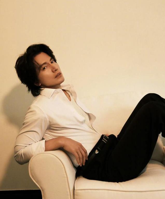 43岁周渝民颜值崩塌?发福脸盘变大,嘴唇逐渐消失,面相都改变了