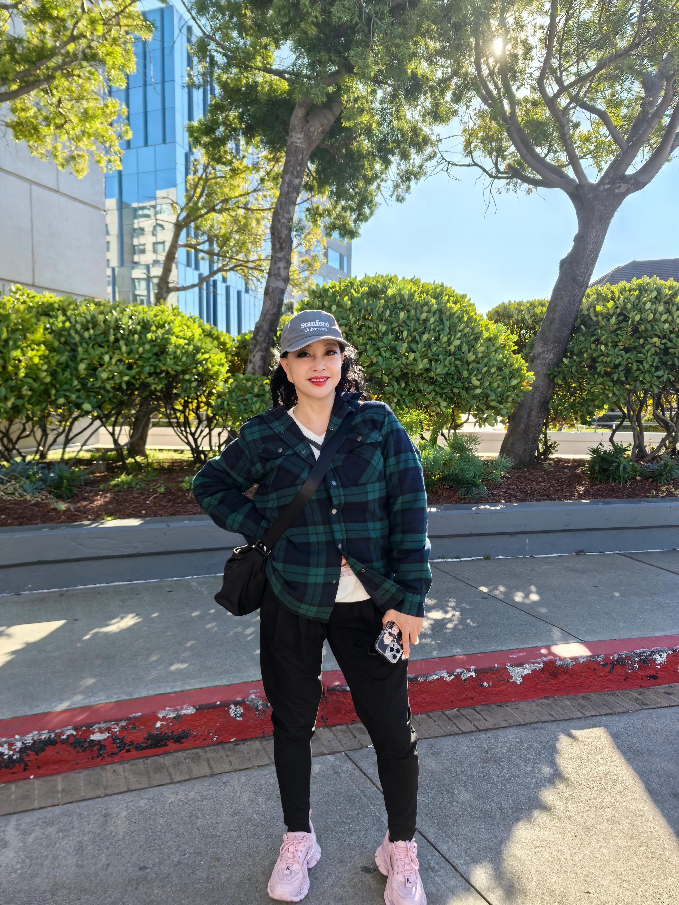 刘晓庆与洪学敏最新合影!两位“银幕女神”的人生都坎坷