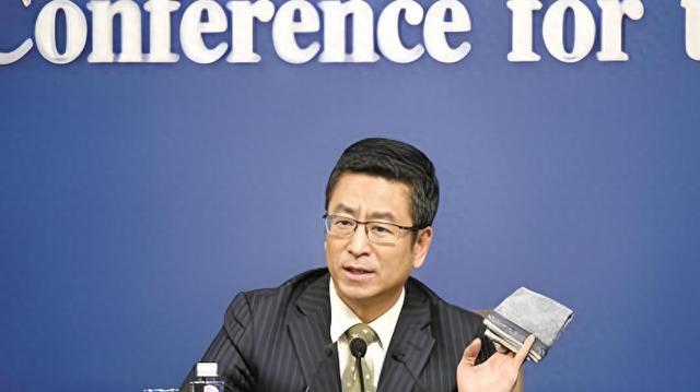 央视一哥白岩松:身陷病痛与失眠抑郁的深渊,56岁依然坚守前线!