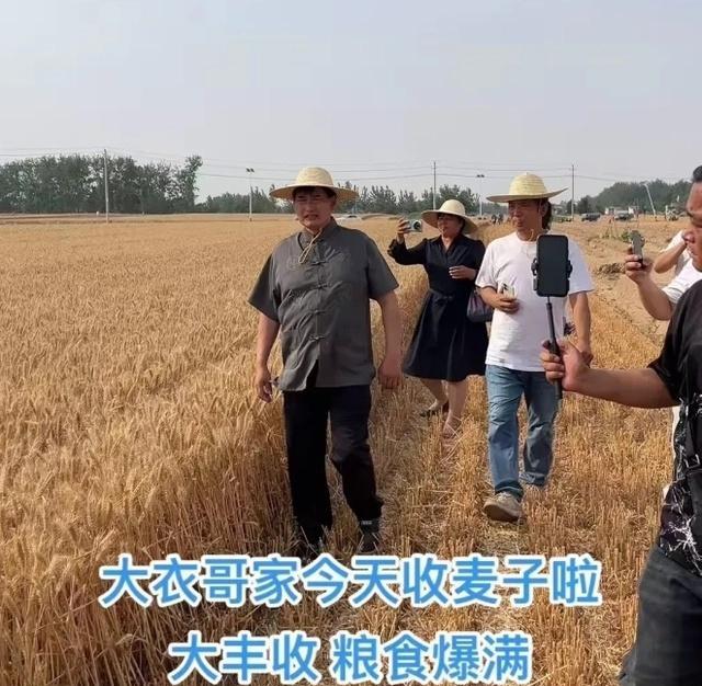 大衣哥升级当爷爷心情好,请粉丝吃烧烤,心情大好开怀畅饮