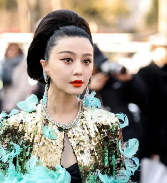 范冰冰离开滤镜还是老了,穿金戴银打扮华丽,但颈纹却暴露了真实年纪!