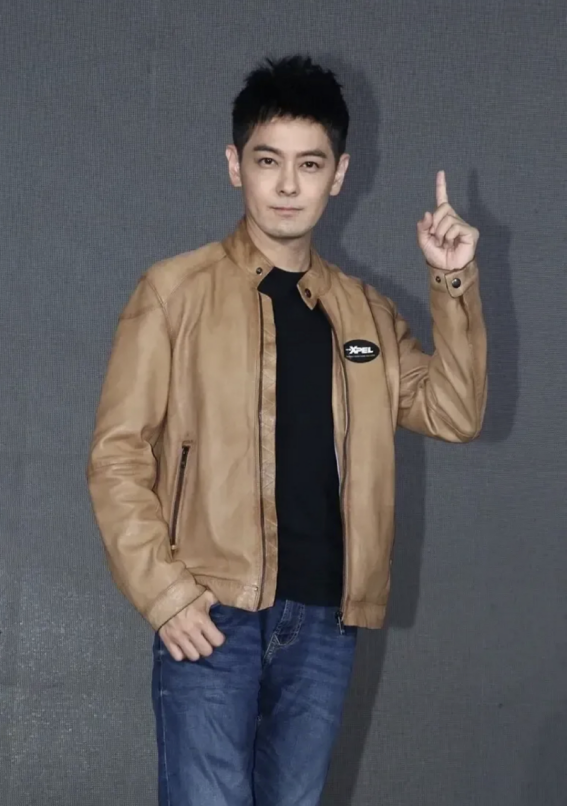 50岁的林志颖和46岁的弟弟，弟弟比哥哥帅，哥哥已经“姨化”了