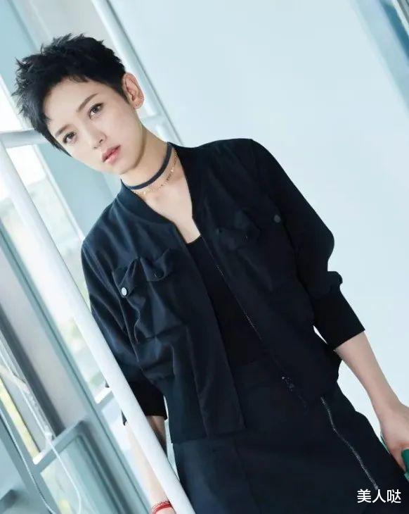 刘恺威携女友走机场，40岁李晓峰穿一身黑留“朵拉头”又甜又酷，比杨幂美太多