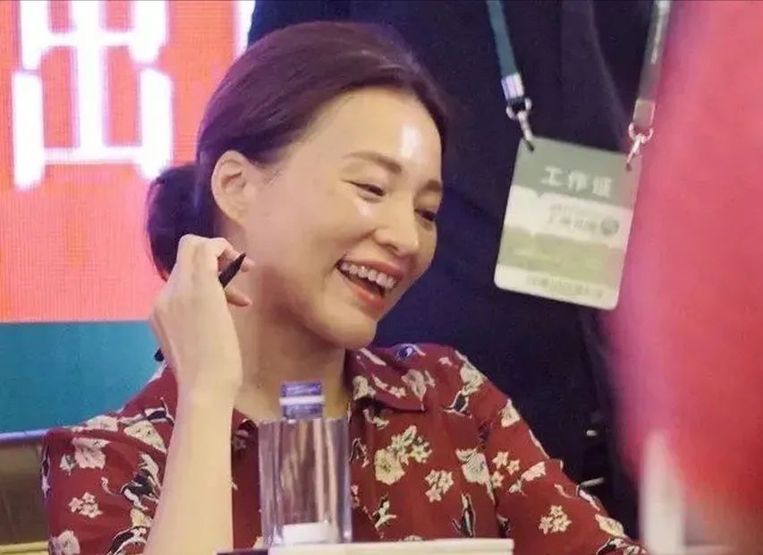 50岁董卿素颜老到认不出!头发凌乱与大妈无异,气质温婉有书卷气