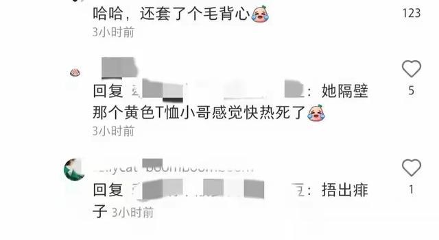 袁姗姗武汉过早被偶遇，大热天穿毛线背心露肚脐，鼻子怪异疑整容