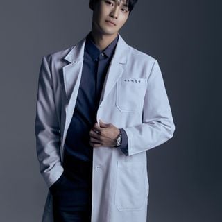 韩国小哥白大褂下，藏着一颗运动的心，肌肉身材是他努力的表现
