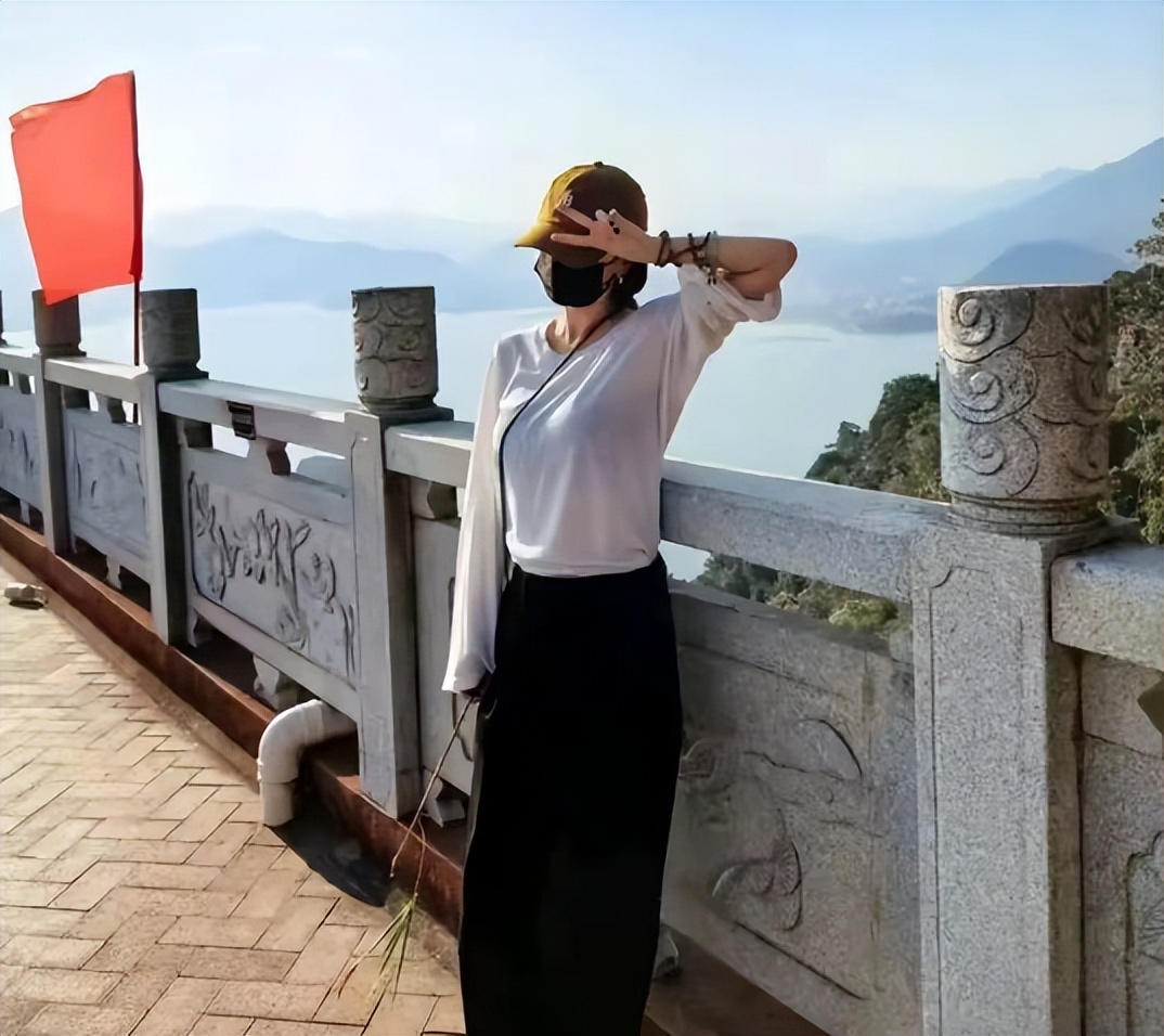 杨幂去福建爬山对着镜头比耶,37岁身材依旧火辣,粉丝争相吹捧