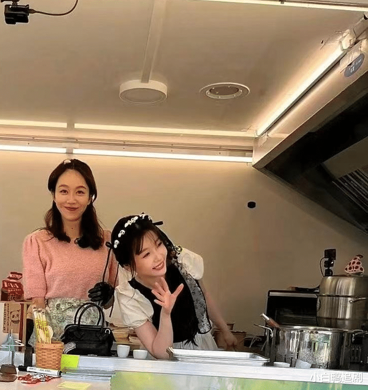 黄晓明新造型翻车!戴假头套,大热天穿毛衣,8年炒不出一个菜!