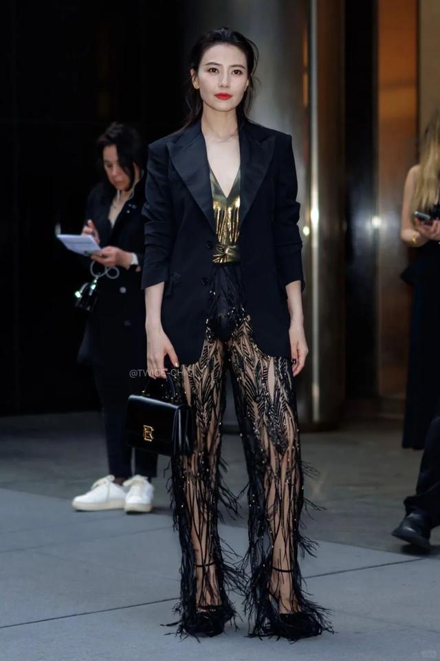 这夜,被45岁高圆圆43岁郭晶晶同框惊艳,对比韩国明星,美的出众