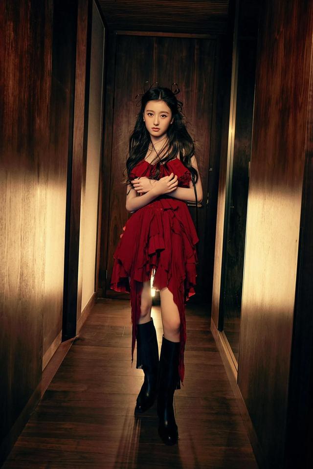 才15岁裴佳欣就穿这么成熟了吗,有必要吗,娱乐圈越来越不懂了