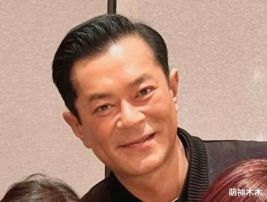 64岁钟楚红近照曝光!面色红润脸颊饱满,坚持不做医美自然老去