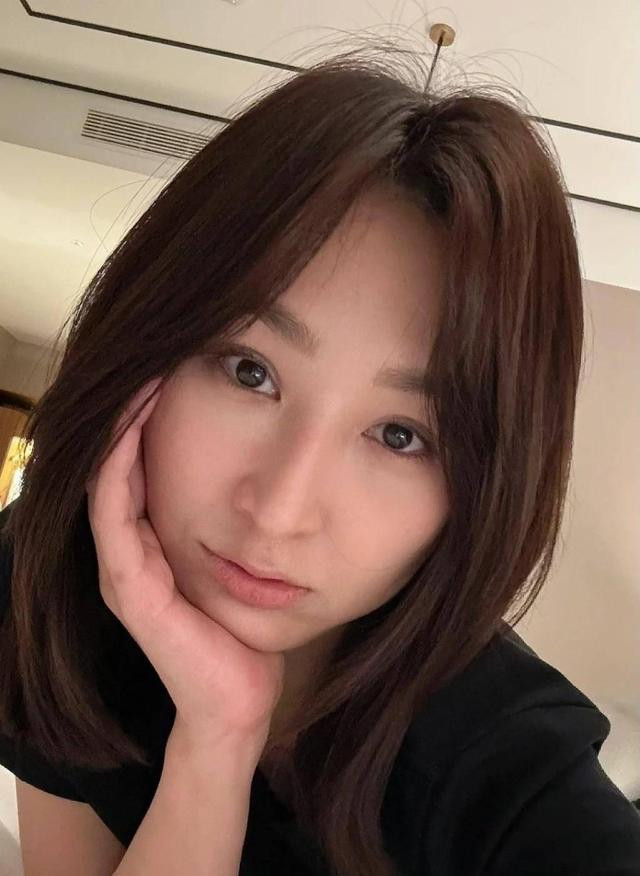 这也太馋人了！38岁高海宁，这身材着实饱满啊！