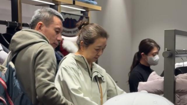 江珊和田小洁逛街，背超大购物袋，素颜看着仍比老公年轻十几岁