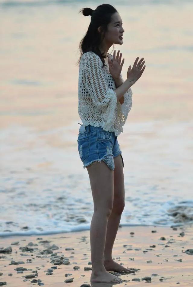 李沁|沙滩剧照 ???,身材太顶了
