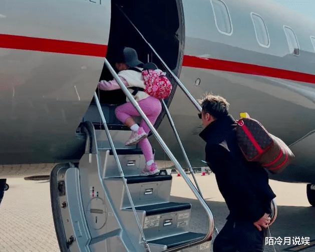 谢霆锋与两个儿子一起逛街，仨人并肩而行真的好帅