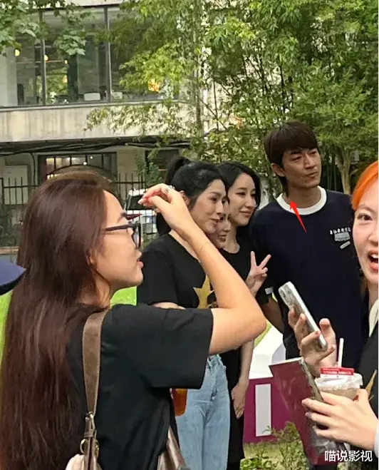 36岁林更新现身校园,憔悴暴瘦模样大变,手臂比别的女演员都要细