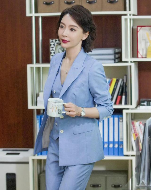 条件不符就别尬演“女霸总”了，49岁佘诗曼告诉你，啥叫职场精英