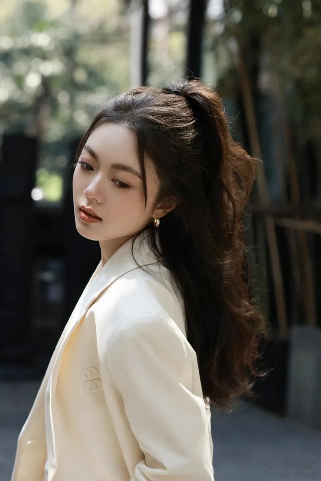 赵今麦最新美照释出,白色西装套装加高马尾半扎头,优雅气质