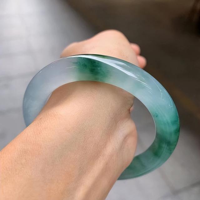 翡翠手镯挑选秘籍：避开陷阱，选对不上当！