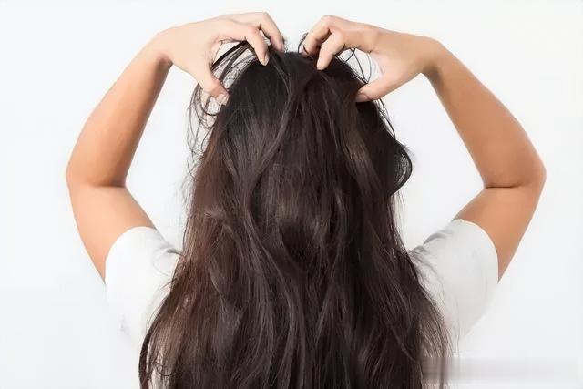 9个原因“催生”白发，不想头发白得太早，3个保养方法要记住