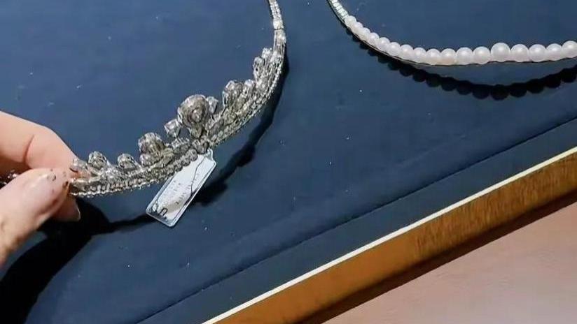 周扬青晒妈妈送惊喜皇冠，网友发现价格时感叹：真是别人家的妈妈！