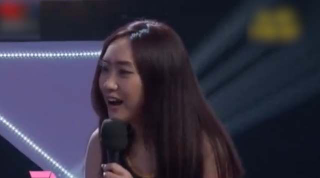 临近婚期未婚夫突然悔婚,父亲上台说出原因后,女孩崩溃大哭