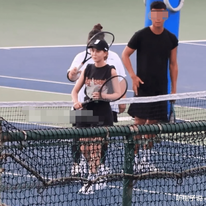 45岁周杰伦打网球!满脸胡子很粗犷,娇妻全程陪同,生图曝光身材