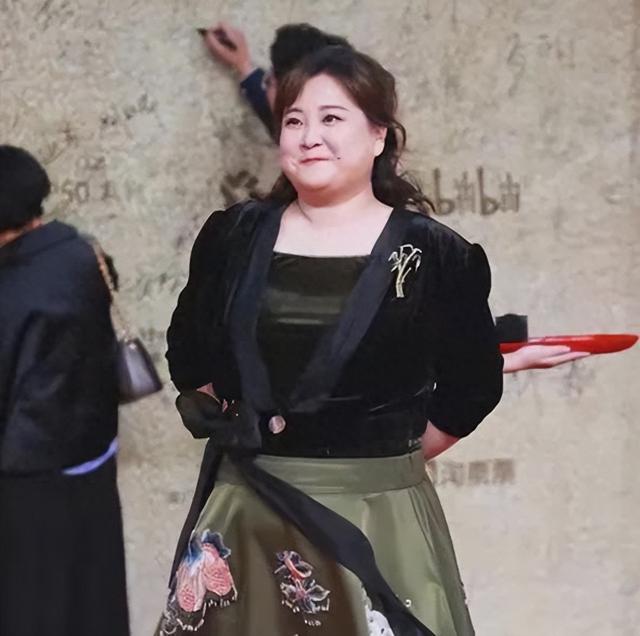 “逃”到美国的贾玲,即将被吃干抹净