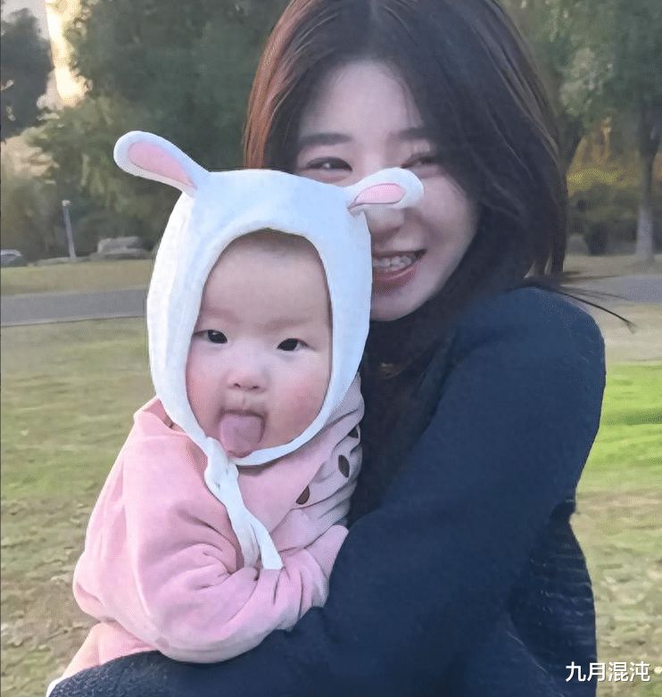 王思聪妈妈出手了?黄一鸣停播,王思聪回国,网友猜测纷纷!