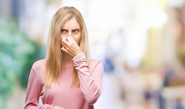 放屁多是肠癌的征兆？屁多好还是屁少好？医生：2种屁别不当回事