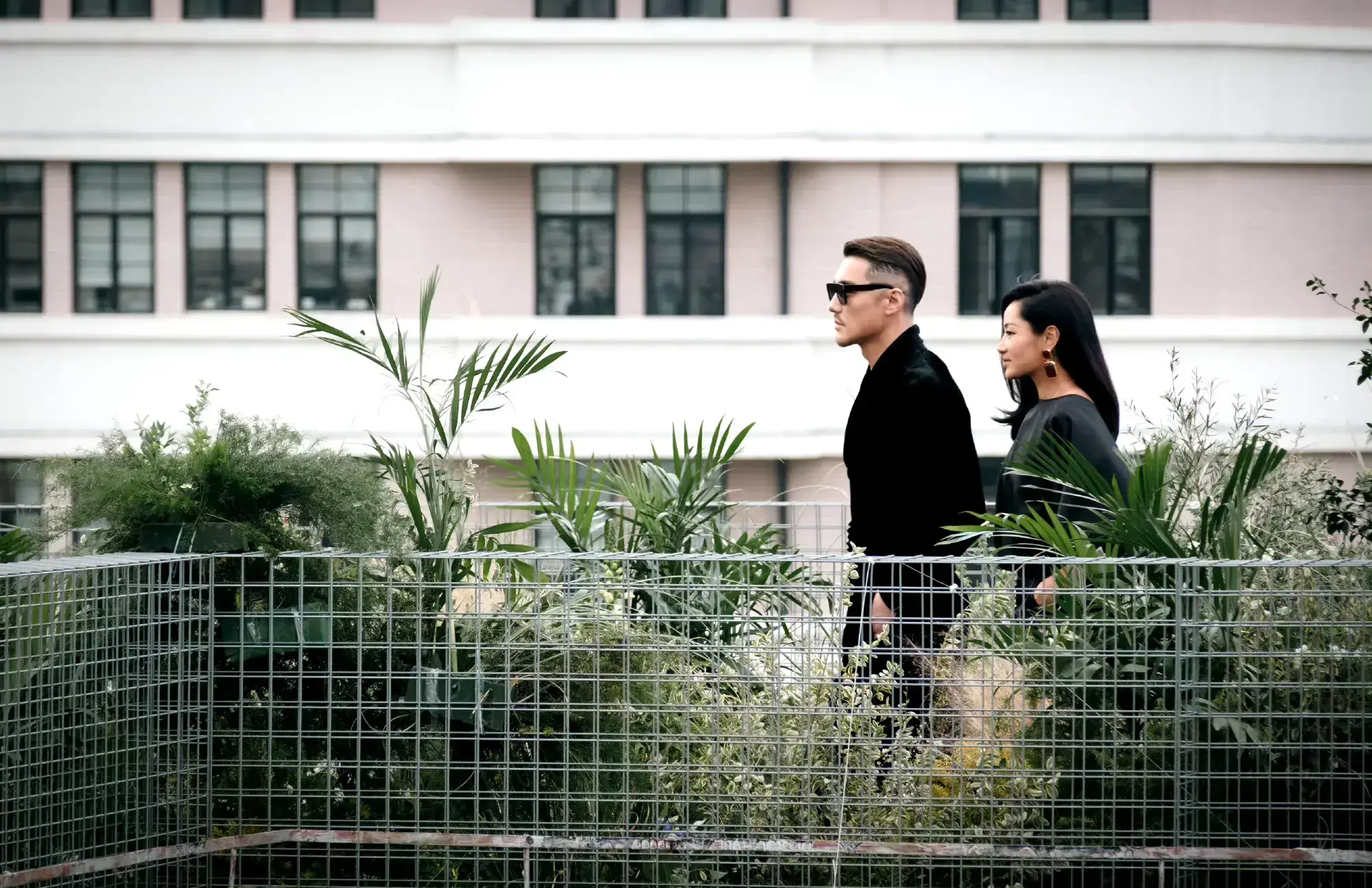 胡兵发文晒照为瞿颖庆生,与53岁瞿颖十指紧扣,余生想要一起走