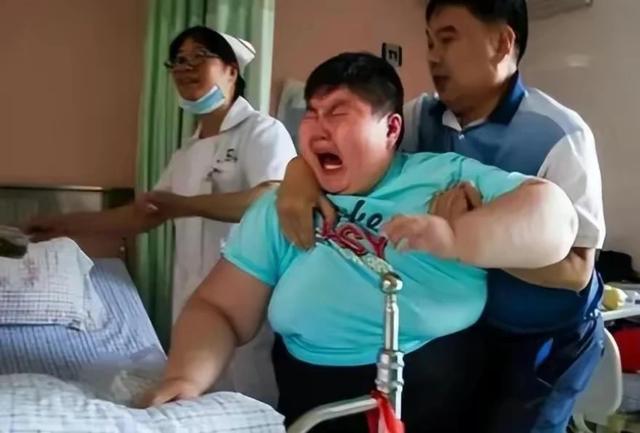 江西14岁男孩重达300斤，一顿能吃8碗饭，离世前痛哭：我要减肥