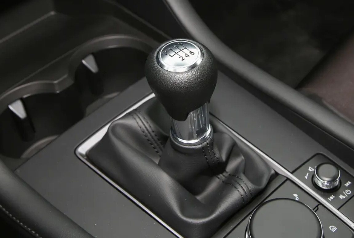 又一合资车“降价了”！从11.59万降至8.99万，1公里4毛，喝92油