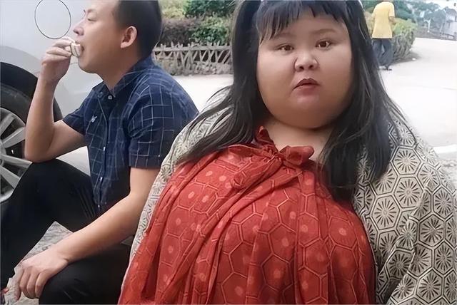她曾是人人追求的校花,却被丈夫喂到330斤,还睡塌两张床