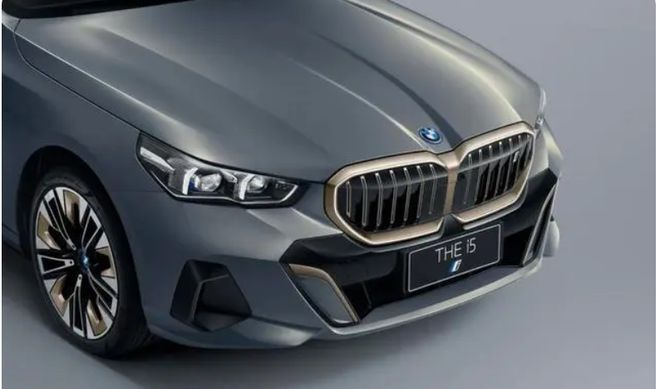 宝马终于“听劝了”！从46.59万降到37万，标配空气悬架，放弃特斯拉