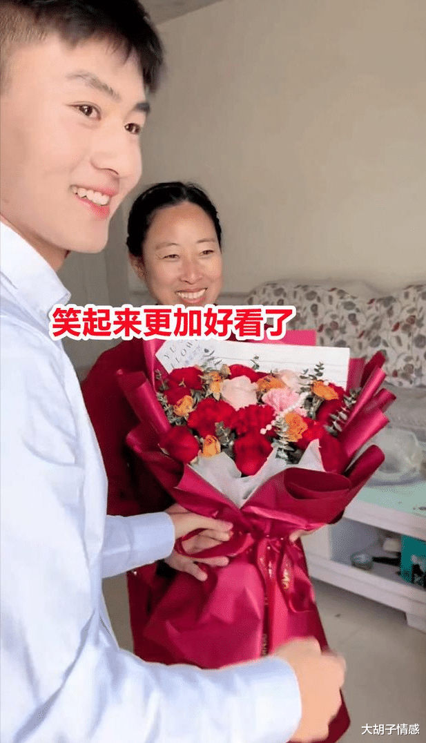 河南订婚现场：小伙帅得像明星，女子高颜值大长腿，网友：真般配