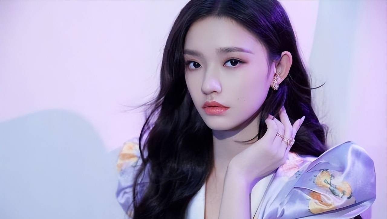 林允粉色花苞裙惊艳亮相,星爷眼光再获证实!与众星比美,从不逊色!