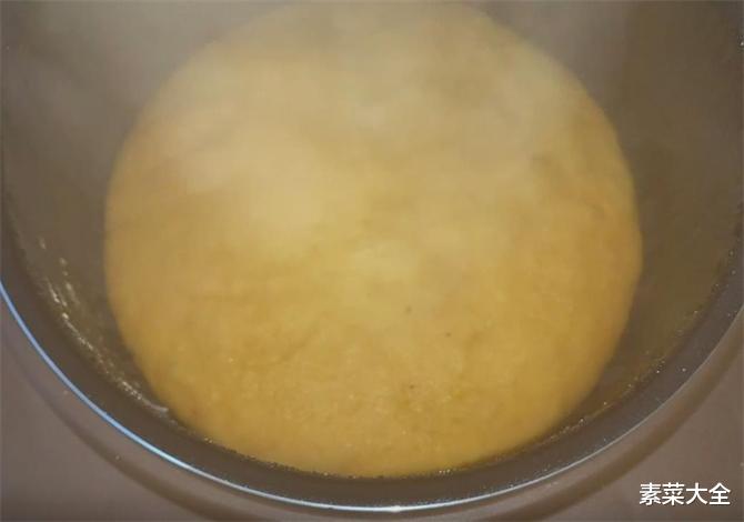 玉米面开水一烫，倒进电饭锅，不用二次醒发，香甜松软，一次成功