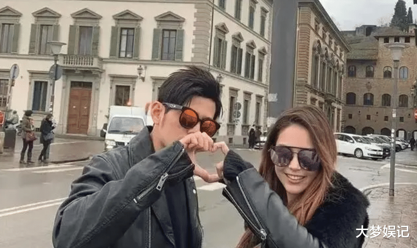 昆凌晒7岁儿打网球帅照！POSE超标准…她羡慕喊：我也想要这样