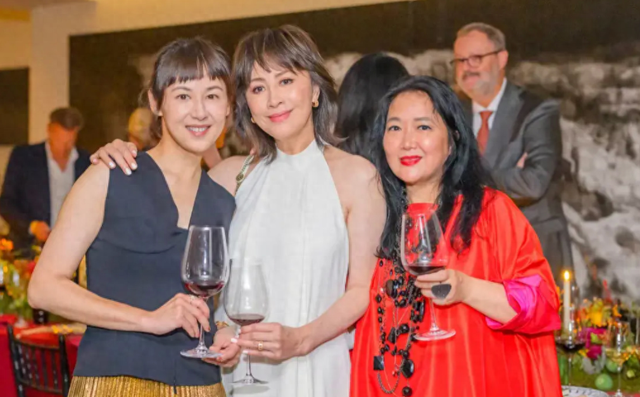 刘嘉玲搂复兴老板娘拍照,洪晃霸气出场,万宝宝惊艳,田朴珺显老