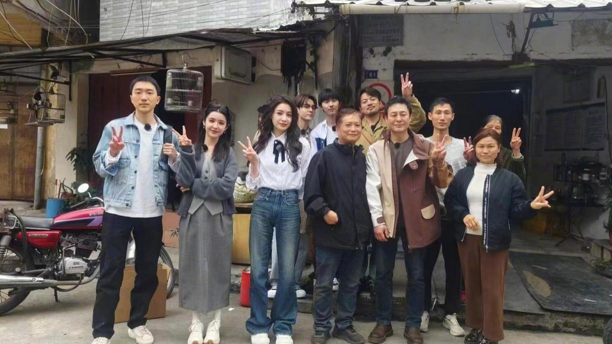 《狂飙》演员重聚：张颂文林家川隆妮回高家老宅，冯冰程金铭同行