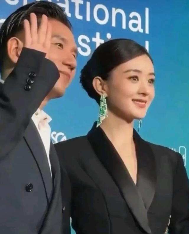 丑哭了!新加坡这一夜,赵丽颖穿过季高定,不像女明星倒像主持人